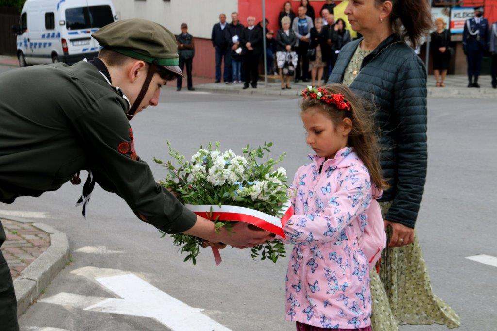 złożenie wiązanek pod pomnikiem Ponurego  images